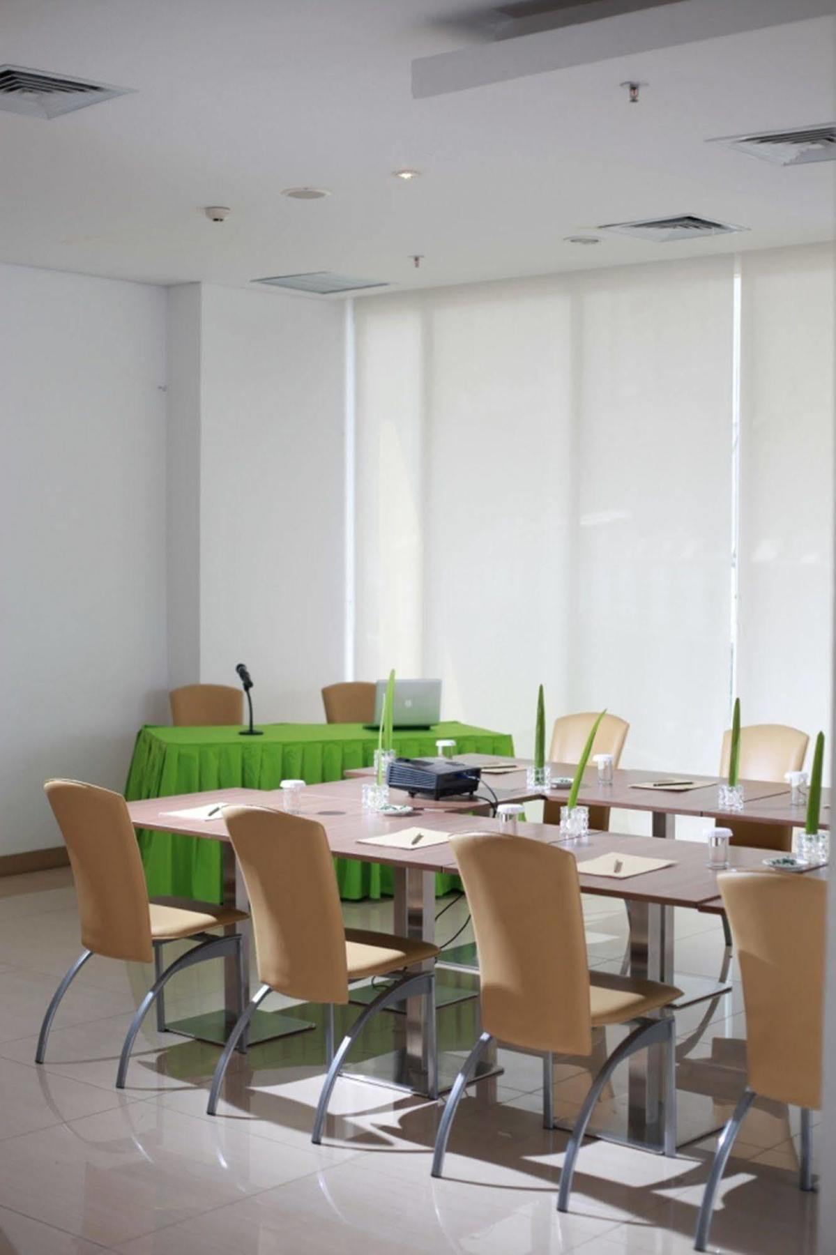 โรงแรมวิซ ชิกินี จาร์กาตา จาการ์ตา ภายนอก รูปภาพ